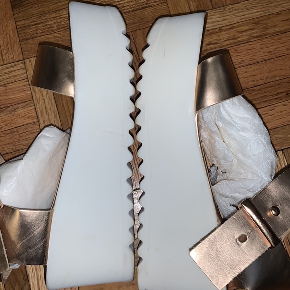 Steve Madden Has platform Sandals - Picture 9 of 13